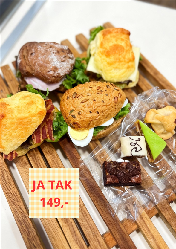 😍😍‼️‼️ JA TAK ‼️‼️😍😍  4 lækre surdejs sandwich og 4 skønne stykker Tapas kage 🥰