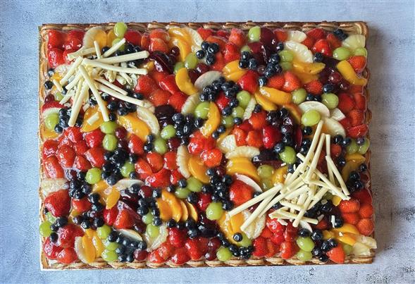 Frugttærte med kransekage kant