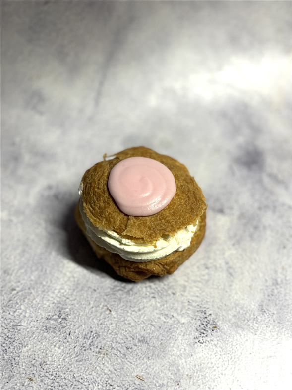 Fastelavnsbolle med jordbærmarmelade